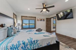 Ένα ή περισσότερα κρεβάτια σε δωμάτιο στο New Listing Lakeside Beach Sleeps 15+ Pet friendly