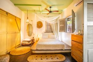 a small bedroom with a bed and a window at Chalé da sereia apart-hotel Oásis no centro de jericoacoara in Jericoacoara