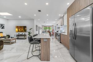 una cocina con encimera y refrigerador en Fox Sonata Downtown Pool House, en Fort Lauderdale