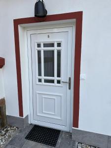 Una puerta blanca con una ventana y una luz encima. en Vila Fráňa apartmán 5, en České Budějovice 12 fotos más