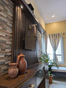 Vānivilāsa PuramにあるVilla 3 BHK - Asmitheの花瓶付きの部屋