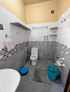 Vānivilāsa PuramにあるVilla 3 BHK - Asmitheのトイレと洗面台付きのバスルーム +35枚の写真