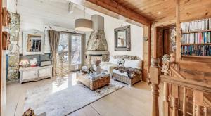 ティーニュにあるChalet Ancolie - Chalets pour 8 Personnes MAE-4993のリビングルーム(家具、暖炉付)
