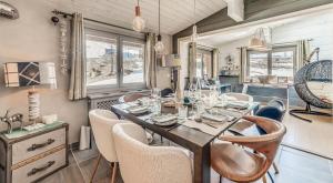 ティーニュにあるChalet Ancolie - Chalets pour 8 Personnes MAE-4993のテーブルと椅子のあるダイニングルーム
