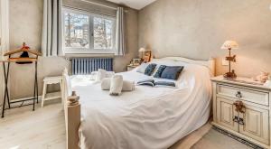 ティーニュにあるChalet Ancolie - Chalets pour 8 Personnes MAE-4993の大きな白いベッドと窓のある寝室