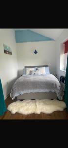 Ένα ή περισσότερα κρεβάτια σε δωμάτιο στο Skye Blue Bothy