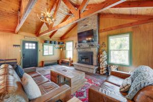 Χώρος καθιστικού στο Lake Access, Mtn Views Cooks Cabin in Kamas!