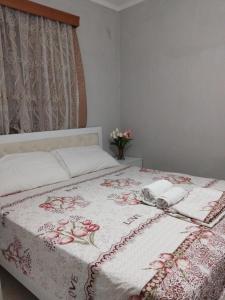 Ένα ή περισσότερα κρεβάτια σε δωμάτιο στο Metohu Guest Room