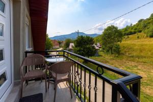 een balkon met een tafel en stoelen en uitzicht bij Apartman Filip in Kolašin
