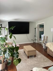 Μια τηλεόραση ή/και κέντρο ψυχαγωγίας στο Pocono Hideaway,Big Screen TV, Crisp Air & Autumn Fun