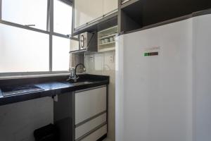 Η κουζίνα ή μικρή κουζίνα στο Apto bem localizado no Centro de Floripa P1551 +9 φωτογραφίες
