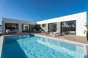 una piscina frente a una casa en Silver Coast Luxury Villa, en Reguengo Grande