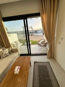 ein Wohnzimmer mit Sofa und Tisch in der Unterkunft Sea View Studio Apartment in Zāwiyat ‘Abd al Mun‘im + 6 Fotos