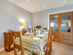 ein Esszimmer mit Tisch und Stühlen in der Unterkunft Penyrorsedd Cottage in Llanfachraeth