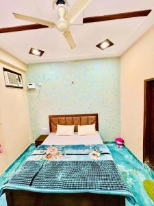 um quarto com uma cama e um ventilador de teto em Raghav dham em Vrindāvan