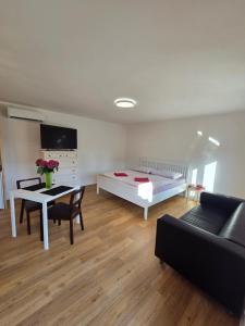Apartmán Oáza pod Kopečkem في ميكولوف: غرفة معيشة بها سرير وطاولة