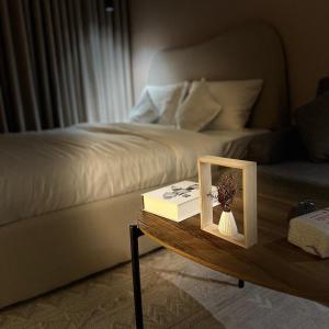 استديو أنيق بتصميم راقي tesisinde bir odada yatak veya yataklar +5 fotoğraf