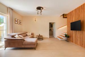 a living room with a couch and a tv at Villa Bel Fiore in Sveti Lovreč Pazenatički