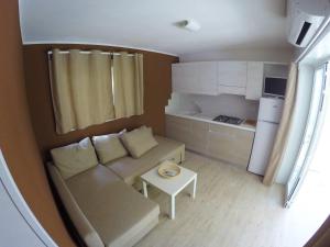 A kitchen or kitchenette at Camping Village Mar y Sierra