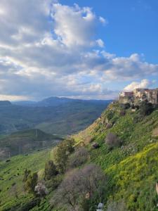 una casa en la ladera de una colina en La Dolce Vita Apartment, en Marina di Strongoli
