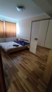 En eller flere senge i et værelse på Hunyadi Luxury Ciresica