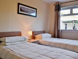Un pat sau paturi într-o cameră la Garry Cottage +5 fotografii