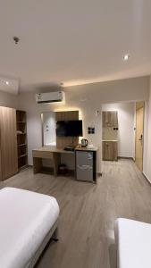 um quarto grande com uma cama e uma cozinha em فندق رواف الفيصلية em An Naqāʼ