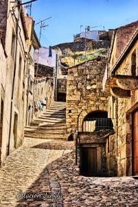 un callejón en un antiguo edificio de piedra con una escalera en Casa Rural El Arco de los Arribes, en Fermoselle