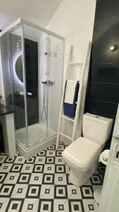 une salle de bain avec des toilettes blanches et une douche dans l'établissement Blue Beach Home with Terrace, à Albufeira 18 autres photos