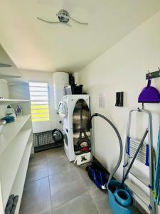 a room with a room with a washing machine at L'Ecrin de la Baie in Les Trois-Îlets
