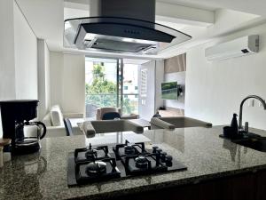 RodaderoModern Apartment in El Rodadero Santa Marta的厨房配有炉灶烤箱