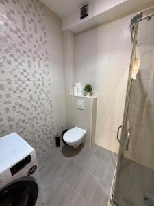 une salle de bain avec toilettes et douche dans l'établissement Spacious 2 bedroom Apartment near Marina by Solea Homes, à Tivat