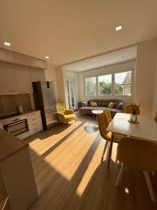 une cuisine et un salon avec une table et des chaises dans l'établissement Spacious 2 bedroom Apartment near Marina by Solea Homes, à Tivat 7 autres photos
