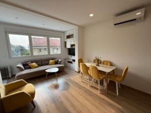 un salon avec un canapé et une table dans l'établissement Spacious 2 bedroom Apartment near Marina by Solea Homes, à Tivat