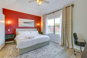 1 dormitorio con cama blanca y pared roja en Pet-Friendly Duplex Unit in Southwest Houston, en Houston