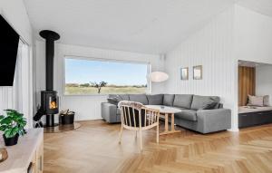 Posezení v ubytování 3 Bedroom Awesome Home In Skagen - A01305