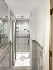 Koupelna v ubytování Granada Apartments Burbage + 106 fotografií