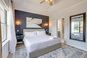 Katil atau katil-katil dalam bilik di Yard and Workspaces Luxe Duplex Unit in Houston