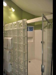 Ένα μπάνιο στο Lovely Waterfront Suite, New Hampshire Seacoast