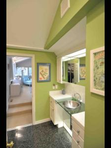 Ένα μπάνιο στο Lovely Waterfront Suite, New Hampshire Seacoast +35 φωτογραφίες