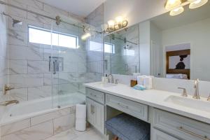 Bilik mandi di Yard and Workspaces Luxe Duplex Unit in Houston +21 gambar