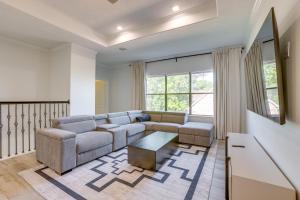 Ruang duduk di Yard and Workspaces Luxe Duplex Unit in Houston