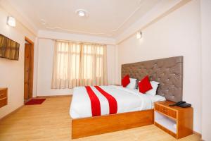 Ένα ή περισσότερα κρεβάτια σε δωμάτιο στο Hotel O Dimbir Regency