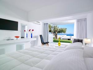 Cama ou camas em um quarto em Dimitra Beach Hotel & Suites