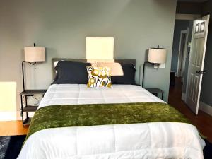 a bedroom with a large white bed with two lamps at Water Street Retreat in Chelan