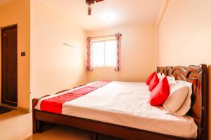 Postel nebo postele na pokoji v ubytování Hotel O Thirumala Boarding & Lodge