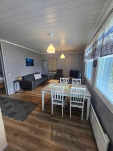 Ruang duduk di Arctic Lake Aurora house,Sevettijärvi