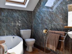 Ένα μπάνιο στο The Coach House At Old Vicarage Cottage +3 φωτογραφίες