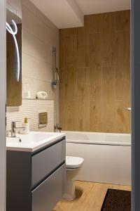 Ένα μπάνιο στο Sika Regal Apartment - private garden & parking +31 φωτογραφίες