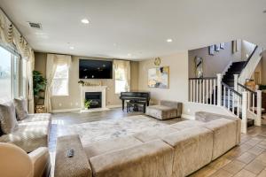 ein Wohnzimmer mit einer Couch und einem Klavier in der Unterkunft 3 Mi to Disneyland Home with Hot Tub and Game Room in Anaheim